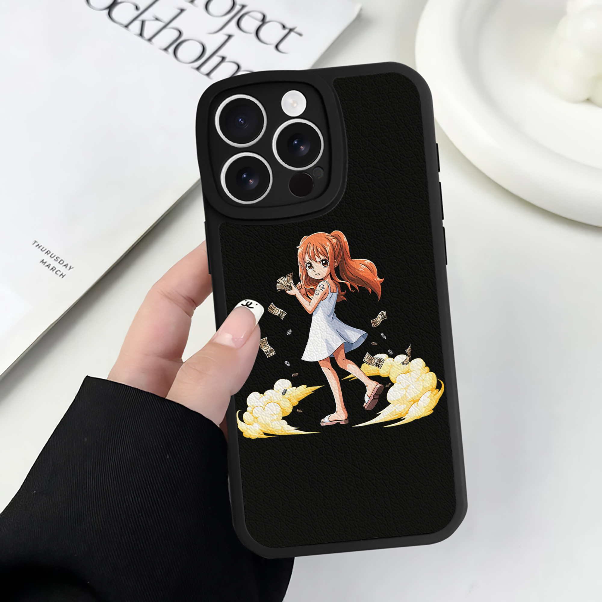 （画像用） ワンピース ナミ ONE PIECE Nami 【iPhone 16シリーズ対応】シリコンスマホケース（レザー調） 材質：シリコン